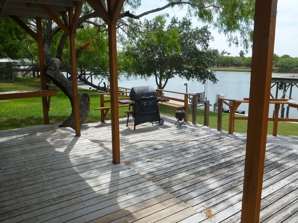 outdoor entertaining area